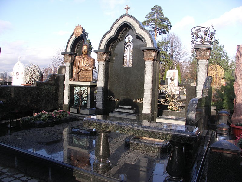 1 Памятник А. П. Городецкому, Троекуровское кладбище. Автор А. Л. Шенгелия